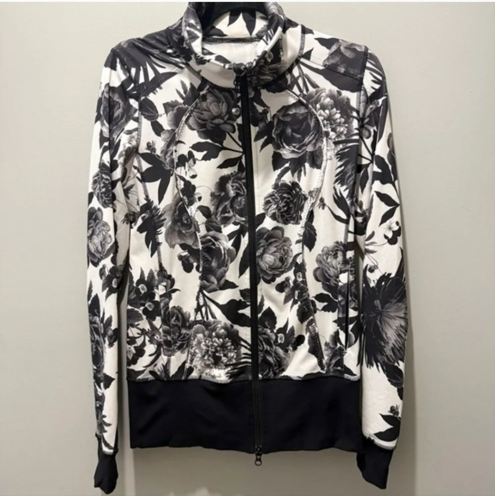 Like NEW - Lululemon Floral Black and White Women's Jacket, Sz. 4 - Picture 3 of 4